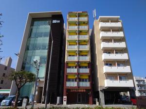 un edificio con balconi sui lati di BiBi Hotel Cosmos Shintoshin a Naha
