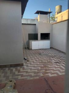 uitzicht op een gebouw met een bakstenen vloer bij Patio! Parrilla! Cochera! 2 habitaciones in Godoy Cruz