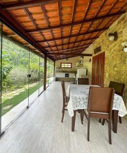 Recanto dos Colibris في Tabocas: مطبخ وغرفة طعام مع طاولة وكراسي