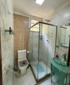 Recanto dos Colibris في Tabocas: حمام مع دش ومرحاض ومغسلة