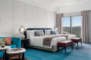 Un dormitorio con una cama grande y una alfombra azul en Grand Lisboa Palace Macau en Macao