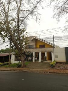 ein Haus an der Seite einer Straße in der Unterkunft Casa Central Art Decor com Piscina e BBQ in Foz do Iguaçu