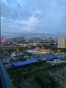 - une vue sur une ville de nuit avec des bâtiments dans l'établissement Shore 2 Tower 2 Staycation, à Manille