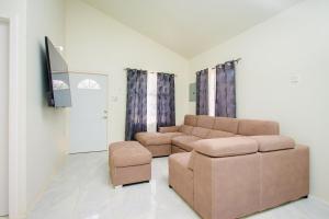 uma sala de estar com um sofá e uma televisão em home with relaxing sea view em Discovery Bay