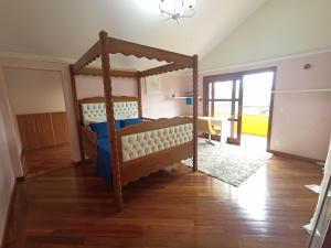 ein Schlafzimmer mit einem Etagenbett in einem Zimmer in der Unterkunft Casa Central Art Decor com Piscina e BBQ in Foz do Iguaçu