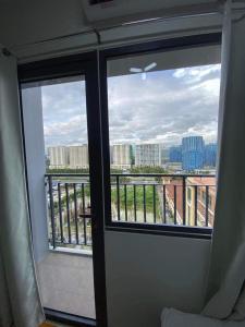Cette chambre dispose d'une fenêtre offrant une vue sur la ville. dans l'établissement Shore 2 Tower 2 Staycation, à Manille
