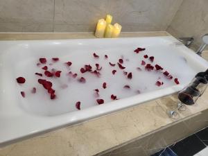 une baignoire blanche remplie de sang d'animal rouge dans l'établissement -10% Cho thuê Villa Ocean Park theo ngày, à Ða Tốn 17 autres photos