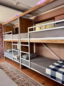 シムケントにあるInJoy hostelの二段ベッド2組が備わる二段ベッド付きの客室です。