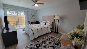ein Schlafzimmer mit einem Bett und einem TV in der Unterkunft Spacious n Cozy 3 Bedroom // 15 min from Downtown in Houston