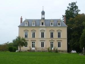 a large white house with a tower on top of it at Château XIXe avec parc, chambres spacieuses et petit déjeuner local, proche forêt et cité médiévale - FR-1-410-411 in Parennes