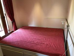 A bed or beds in a room at Appartement Notre-Dame-de-Bellecombe, 2 pièces, 4 personnes - FR-1-595-86