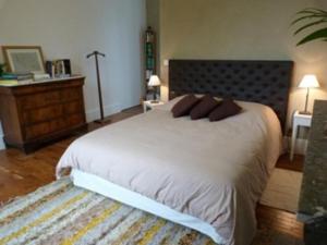 Guestroom Parennes, 2 pièces, 2 personnes - FR-1-410-410 tesisinde bir odada yatak veya yataklar