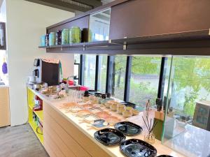 - une cuisine avec un comptoir avec de la nourriture dans l'établissement Rice Field Homestay, à Wujie