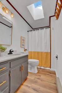 La salle de bains est pourvue de toilettes, d'un lavabo et d'un miroir. dans l'établissement Serene & Fun Family Gem ~ Big Bass Lake Community!, à Gouldsboro