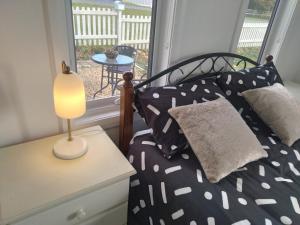 Rúm í herbergi á D"s cottage - Self contained guest suite