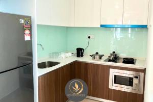 Ett kök eller pentry på 2-Bedroom Sunway Velocity Mall KLCC MRT