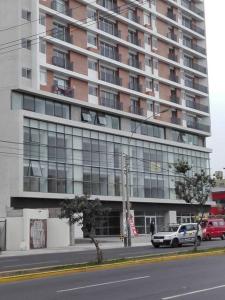 利馬的住宿－Hermoso departamento céntrico con balcón - P.Libre，一座大型建筑,前面有汽车停放