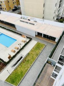 een luchtzicht op een gebouw met een zwembad bij Hermoso departamento de estreno. in Lima