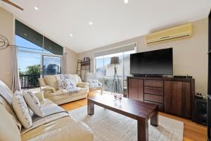 TV a/nebo společenská místnost v ubytování Blue Bayou