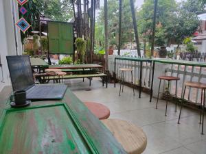 laptopa siedzącego na stole na patio w obiekcie Lotus Corner - Vegan & Plant Based B&B w mieście Luang Prabang