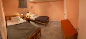 Habitación pequeña con 2 camas y pasillo en Fresh Private Apartment Lower level- 2 beds en Brampton