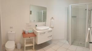 y baño con aseo, lavabo y ducha. en Aart Apartments, en Port Lincoln