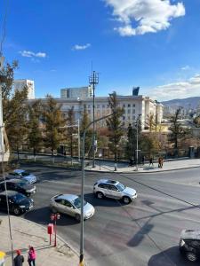 eine Gruppe von Autos, die auf einem Parkplatz geparkt sind in der Unterkunft Location, locaton, location! in Ulaanbaatar