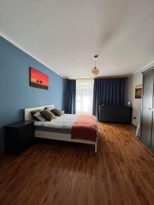 um quarto com uma cama e piso em madeira em Location, locaton, location! em Ulan Bator