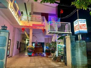 un corridoio di un edificio con scale e luci di Huyền Anh Motel Cam Ranh a Cam Ranh