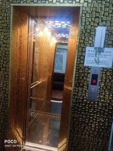 un ascensor con un móvil dentro de él en VÂN HUỲNH HOTEL, en Da Lat