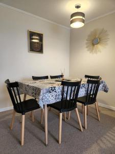 a dining room with a table and chairs at Condominio privado. Cómodo y central departamento nuevo in Talca