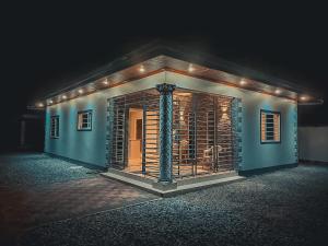 ein Haus mit einem beleuchteten Fenster in der Nacht in der Unterkunft A&N appartementen in Lelydorp