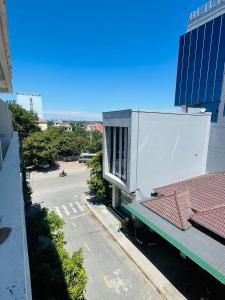 an overhead view of a parking lot and a building at BIDV HOTEL CỬA LÒ in Dong Quan