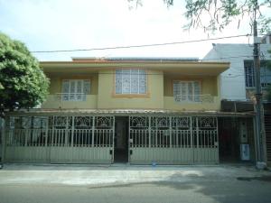 una casa amarilla con una puerta delante de ella en Apartamento duplex Buganaviles, en Neiva