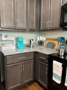 Kitchen o kitchenette sa Cozy 2BR/2Bath Oasis 10 Minutes Away From Fort Lee