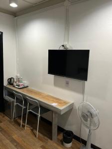 TV a/nebo společenská místnost v ubytování N11Hotel