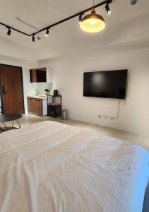 Duży pokój z dużym łóżkiem i telewizorem z płaskim ekranem w obiekcie 幸福M&M House-龜山日出溫泉景觀宅 w mieście Toucheng