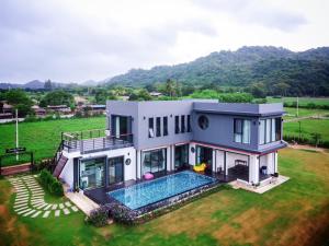 Uma vista da piscina em Chacha Tyme Pool Villa Khaoyai ou nas proximidades