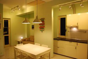 A kitchen or kitchenette at Casa Vacanze Domus