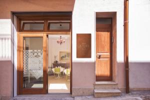 カステッランマーレ・デル・ゴルフォにあるB&B La Torreの食堂付き建物の開口ドア