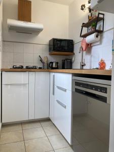Kuchyňa alebo kuchynka v ubytovaní Maison à 5 min à pied du centre ville de Porto-Vecchio