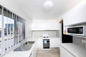 A cozinha ou kitchenette de Breakers 3 - linen not included