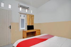プカンバルにあるOYO 92933 Marvel House Syariahのベッドルーム(ベッド1台、窓、テレビ付)