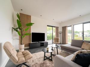 Cosy, modern family villa up to 6p in Flevoland in a wonderful environment tesisinde bir oturma alanı
