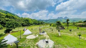 z powietrza widok na pole z namiotami i górami w obiekcie Caofong Glamping Village Hoà Bình w mieście Hòa Bình