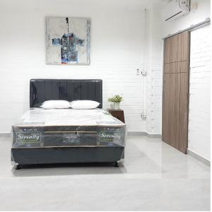 1 dormitorio con 1 cama en una habitación en Rumah Benhil, Bendungan Hilir - Senayan en Yakarta