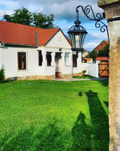 una casa con un patio con una lámpara delante en Gelei Guesthouse 