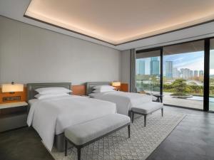 Postel nebo postele na pokoji v ubytování Sheraton Ninghai