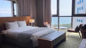 Postel nebo postele na pokoji v ubytování Best Louis Hamilton Hotel Haeundae