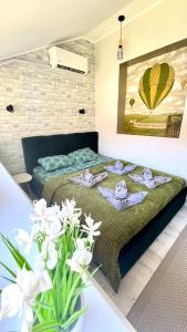 um quarto com uma cama com toalhas em Чудові апартаменти «D.I.M.» в Старому місті em Kamianets-Podilskyi